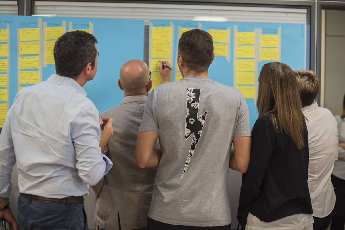 Équipe réunie devant un mur de notes lors d'un atelier de cadrage.