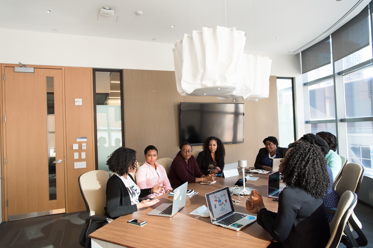 Équipe au travail dans les bureaux d'ASR Groupe.